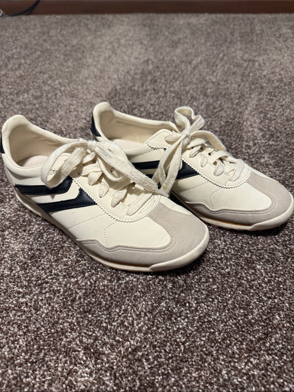 No Boundaries Cream and Black Low-Top Sneakers